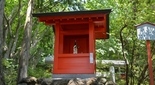 箱根芦ノ湖九頭龍神社の弁財天さまにお酒をお供え