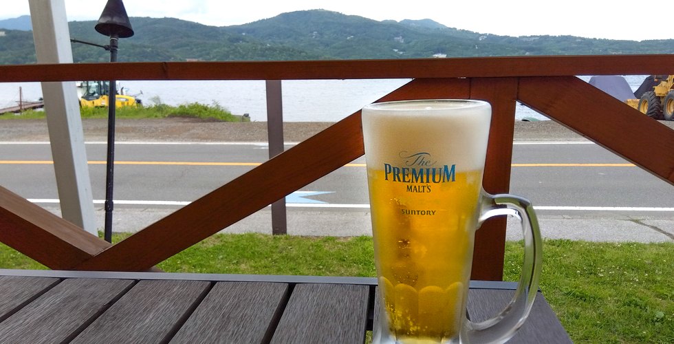 山中湖を巳ながらのビール