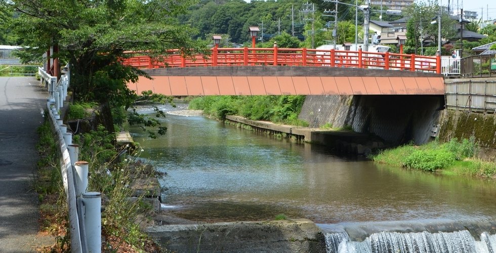 飯山温泉郷の橋と小鮎川